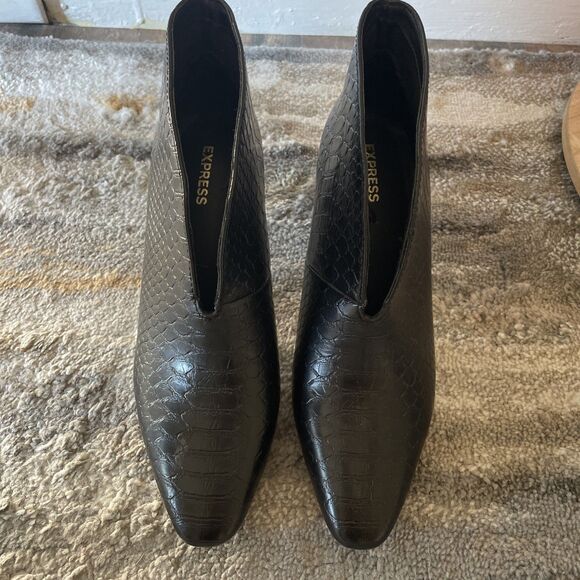 Express Black Faux Croc Print Heeled Booties Boot Shoes Womens Size 6 Christmas - Picture 2 of 8